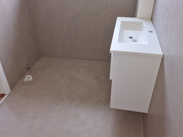 badeværelse med silkecement gulv